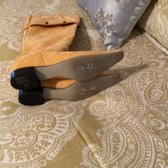 Lario Pull On Boots, Designer Made in Italy, Yellow Suede, US Size 5, brand new - Picture 5 of 6